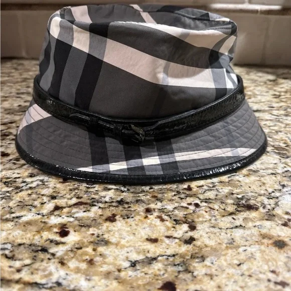 Burberry bucket hats for women - Picture 2 of 3